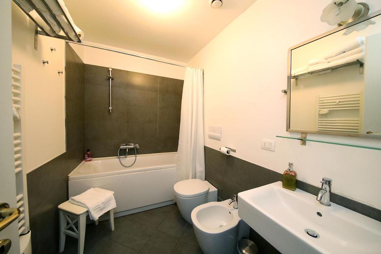 La Superba Rooms&Breakfast Genoa Bagian luar foto